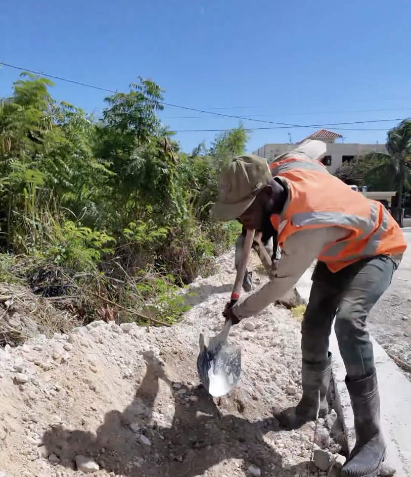 Ayuntamiento de Caleta refuerza trabajos para garantizar calles más seguras y transitables
